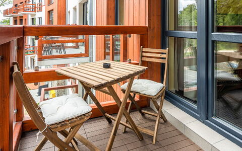 Holiday Mountain Residence: Table, Meubles, Bâtiment, Bois, Mobilier De Jardin, Tableau De Plein Air, Chaise, Design Intérieur, Fenêtre, Sol