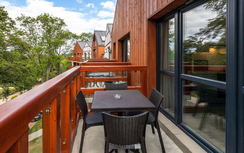Holiday Mountain Residence: Ciel, Bâtiment, Propriété, Table, Fenêtre, Bois, Nuage, Chaise, Design Intérieur, Arbre