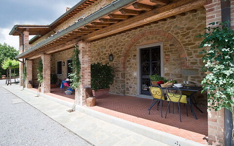 Agriturismo L'incrociata: Plante, Propriété, Ciel, Bâtiment, Fenêtre, Ombre, Chaise, Surface De La Route, Pot De Fleur, Quartier