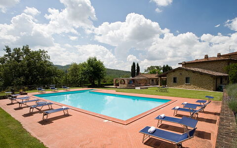 Cottage Capanna: Nuage, Plante, Ciel, Propriété, Piscine, Bâtiment, L'Eau, Bleu Azur, Arbre, Ombre