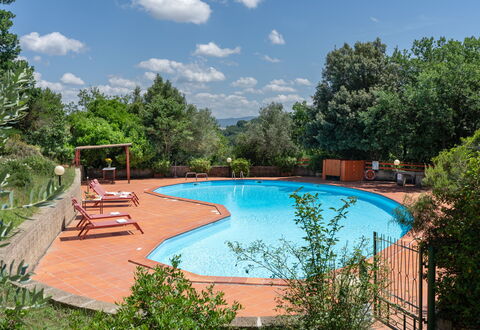 Villa Laura: L'Eau, Plante, Ciel, Nuage, Piscine, Arbre, Mobilier De Jardin, Ombre, Chaise, Paysage Naturel