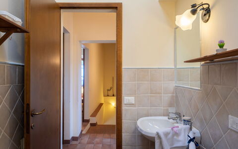 Sissi: Évier, Propriété, Bâtiment, Luminaire Plomberie, Robinet, Salle De Bains, Lavabo, Design Intérieur, Bois