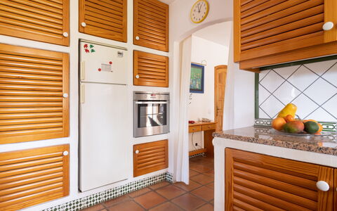 Finca Ingala: Propriété, Cabinetry, Bâtiment, Orange, Design Intérieur, Bois, Éclairage, Électroménager, Cuisine, Maison