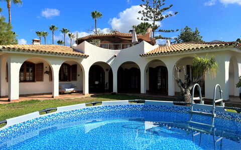 Finca Ingala: Nuage, Ciel, L'Eau, Propriété, Plante, Bleu, Bleu Azur, La Nature, Piscine, Arbre
