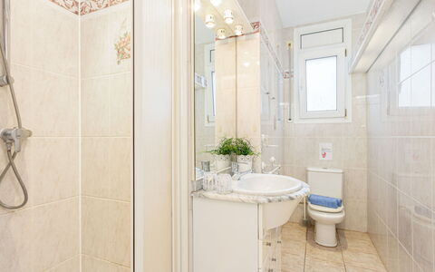 Residencia Marítima: Miroir, Plante, Luminaire Plomberie, Propriété, Robinet, Évier, Bâtiment, Salle De Bains, Lavabo, Design Intérieur