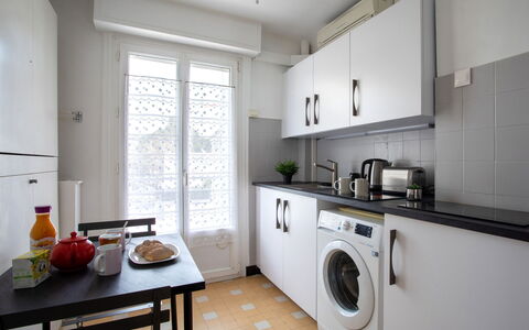 Le Cormoran: Propriété, Meubles, Buanderie, Appareil De Cuisine, Cabinetry, Table, Cuisine, Design Intérieur, Comptoir, Fenêtre