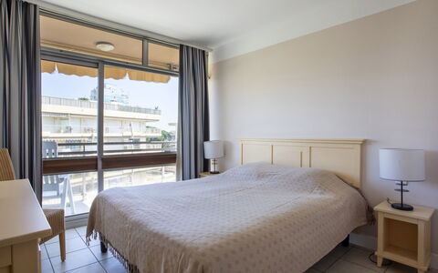 Heliotel Marine: Bois, Design Intérieur, Meubles, Sol, Pièce, Sol, Plafond, Lit, Appartement, Chambre