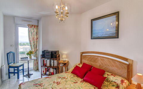 Grand Sud: Cadre, Meubles, Propriété, Fenêtre, Bois, Éclairage, Confort, Design Intérieur, Jaune, Sol