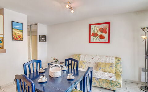 Grand Sud: Table, Cadre, Meubles, Propriété, Chaise, Bleu Azur, Éclairage, Vaisselle, Bois, Design Intérieur
