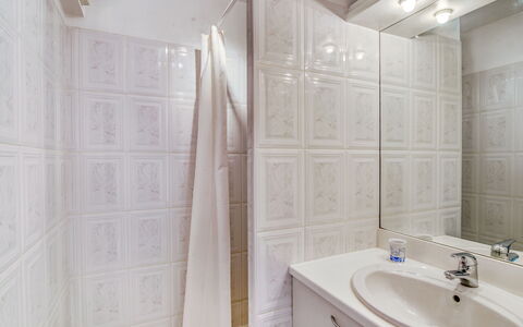 Grand Sud: Miroir, Luminaire Plomberie, Évier, Propriété, Robinet, Lavabo, Salle De Bains, Bois, Design Intérieur, Armoire De Toilette