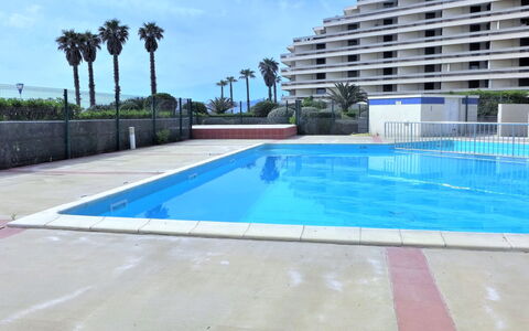 Grand Sud: L'Eau, Ciel, Bâtiment, Plante, Jour, Nuage, Piscine, Bleu Azur, Arbre, Rectangle
