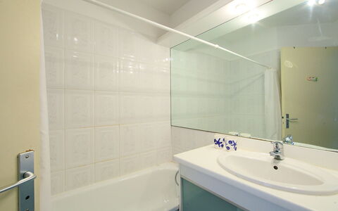 Canet-Plage 180: Salle De Bains, Propriété, Pièce, Tuile, Mur, Architecture, Robinet, Design Intérieur, Luminaire Plomberie, Accessoire Salle De Bain