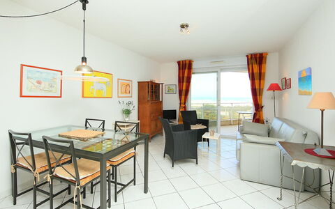 Canet-Plage 180: Pièce, Propriété, Meubles, Design Intérieur, Bâtiment, Maison, Salon, Jaune, Sol, Table