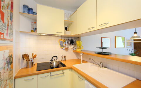 Canet-Plage 180: Propriété, Pièce, Cuisine, Jaune, Meubles, Cabinetry, Maison, Bâtiment, Comptoir, Design Intérieur