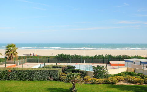 Canet-Plage 180: Ciel, Propriété, Vert, Herbe, Mer, Immobilier, Arbre, Zone Résidentielle, Océan, Maison