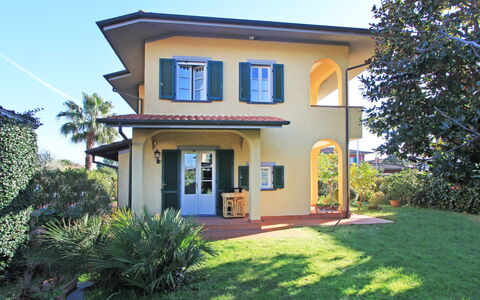 Villa Anna: Plante, Bâtiment, Ciel, Propriété, Fenêtre, Arbre, Maison, Lot Terre, Chalet, Quartier