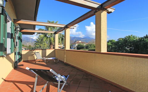 Villa Anna: Ciel, Propriété, Ombre, Bleu Azur, Bâtiment, Bois, Design Intérieur, Arbre, Sol, Ligne