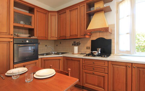 Villa Anna: Marron, Cabinetry, Comptoir, Bâtiment, Meubles, Propriété, Table, Tiroir, Cuisine, Bois