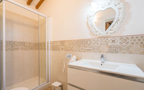 Borgo San Vincenti: Marron, Miroir, Robinet, Luminaire Plomberie, Propriété, Évier, Lavabo, Bâtiment, Salle De Bains