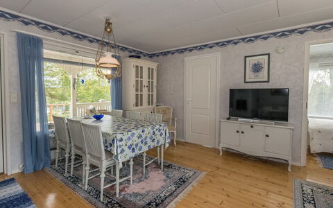 Salmiranta: Meubles, Chaise, Mobilier De Jardin, Table, Bois, Tableau De Plein Air, Table Cuisine Et Salle A Manger, Ombre, Jardin, Parapluie