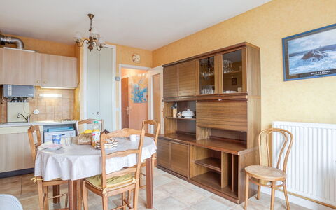 Résidence les Béniguets: Meubles, Table, Cadre, Chaise, Cabinetry, Bois, Salon, Cuisine, Design Intérieur, Tache De Bois