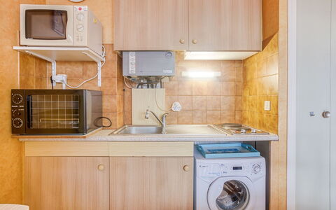 Résidence les Béniguets: Cabinetry, Evier, Comptoir, Évier, Propriété, Robinet, Meubles, Appareil De Cuisine, Luminaire Plomberie, Électroménager