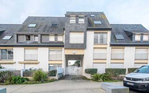 Résidence les Béniguets: Bâtiment, Ciel, Plante, Fenêtre, Propriété, Véhicule, Nuage