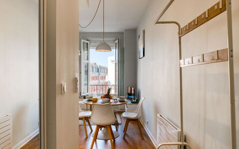 Villa Brillante: Meubles, Table, Chaise, Bois, Sol, Sol, Bâtiment, Porte, Ombre