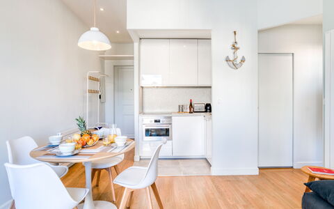 Villa Brillante: Meubles, Table, Propriété, Cabinetry, Bois, Comptoir, Orange, Design Intérieur, Chaise