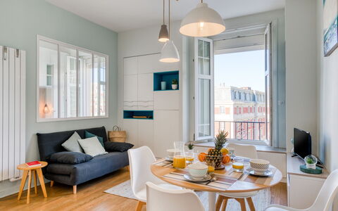 Villa Brillante: Meubles, Table, Propriété, Canapé, Blanc, Bleu Azur, Chaise, Orange, Design Intérieur, Ombre