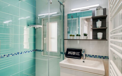 Villa Brillante: Miroir, Luminaire Plomberie, Propriété, Tete De Douche, Porte De Douche, Bleu Azur, Douche, Salle De Bains, Design Intérieur