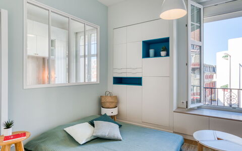 Villa Brillante: Meubles, Propriété, Fenêtre, Bleu Azur, Confort, Ombre, Bâtiment, Design Intérieur, Éclairage