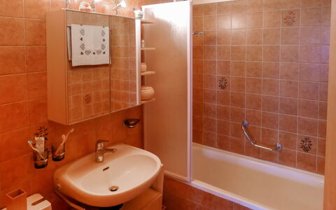 Alpetta: Marron, Robinet, Luminaire Plomberie, Évier, Lavabo, Propriété, Miroir, Salle De Bains, Bâtiment, Violet
