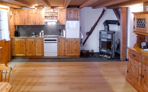 Alpetta: Cabinetry, Meubles, Comptoir, Tiroir, Cuisine, Bois, Bâtiment, Électroménager, Sol, Appareil De Cuisine