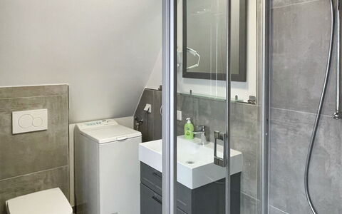 Waldglück: Propriété, Luminaire Plomberie, Robinet, Cabinetry, Design Intérieur, Bâtiment, Sol, Douche, Salle De Bains