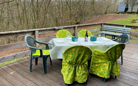 Waldglück: Table, Propriété, Meubles, Chaise, Botanique, Feuille, Tableau De Plein Air, Plante, Mobilier De Jardin, Arbre