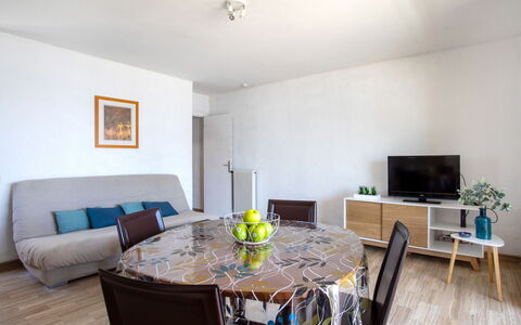 Les Voiliers: Table, Meubles, Propriété, Chaise, Bois, Design Intérieur, Canapé, Sol, Sol, Plante D'Appartement