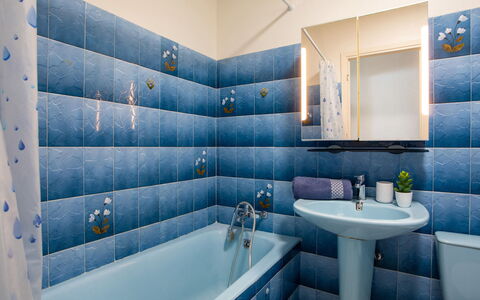 Les Voiliers: Miroir, Robinet, Évier, Luminaire Plomberie, Lavabo, Bleu, Bleu Azur, Bâtiment, Salle De Bains, Baignoire
