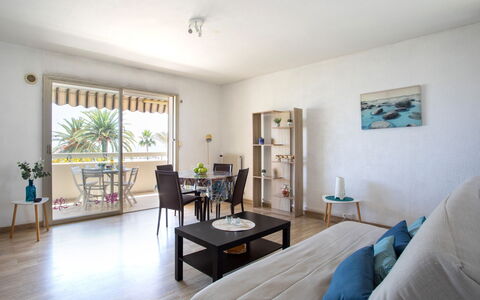 Les Voiliers: Table, Propriété, Cadre, Plante, Plante D'Appartement, Bois, Design Intérieur, Confort, Fenêtre