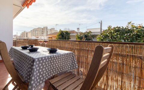 Vimar: Meubles, Table, Nuage, Ciel, Chaise, Bois, Bâtiment, Mobilier De Jardin, Ombre, Sol