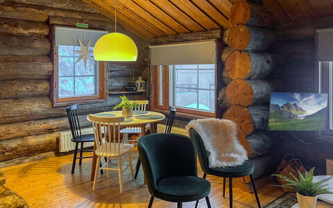 Kelotorppa a: Design Intérieur, Meubles, Bois, Sol, Plafond, Sol, Éclairage, Luminaire, Pièce, Domicile