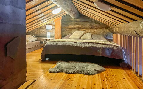 Kelotorppa a: Bois, Sol, Sol, Design Intérieur, Chambre, Plafond, Meubles, Éclairage, Grenier, Parquet
