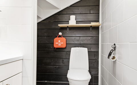 Villa Karren: Sol, Sol, Siège De Toilette, Design Intérieur, Toilette, Salle De Bains, Tuile, Luminaire Plomberie, Tache De Bois