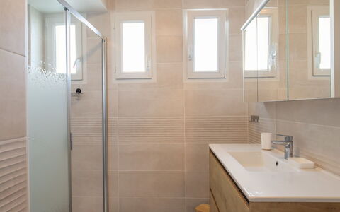 Ty Louarn: Évier, Robinet, Miroir, Fenêtre, Luminaire Plomberie, Lavabo, Bâtiment, Salle De Bains, Design Intérieur