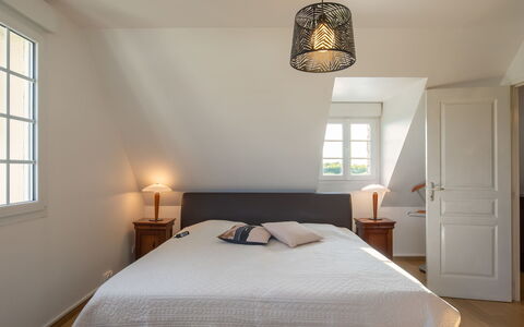 Ty Louarn: Meubles, Fenêtre, Confort, Bâtiment, Bois, Ombre, Lit, Textile, Éclairage