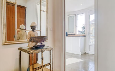 Océana: Propriété, Meubles, Fenêtre, Bois, Design Intérieur, Bâtiment, Sol, Rayonnage, Matériel De La Propriété