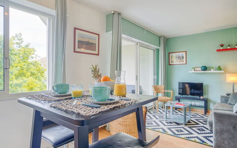 Les Terrasses du Golf: Table, Meubles, Bleu Azur, Cadre, Bois, Fenêtre, Design Intérieur, Bâtiment, Architecture, Chaise