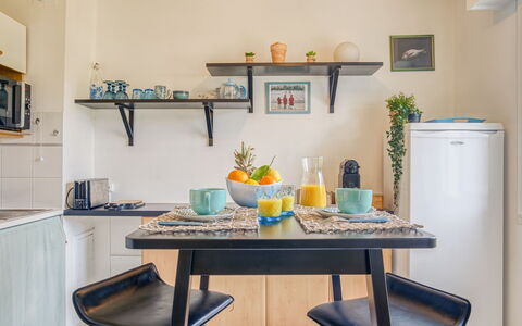 Les Terrasses du Golf: Table, Meubles, Propriété, Cabinetry, Bâtiment, Chaise, Bleu Azur, Rayonnage, Design Intérieur, Bureau