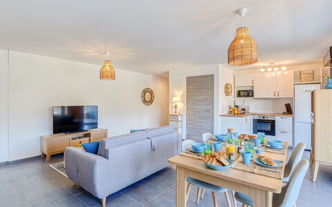 Paesu Pimpan: Table, Propriété, Meubles, Cadre, Canapé, Bleu, Bleu Azur, Orange, Éclairage, Bois