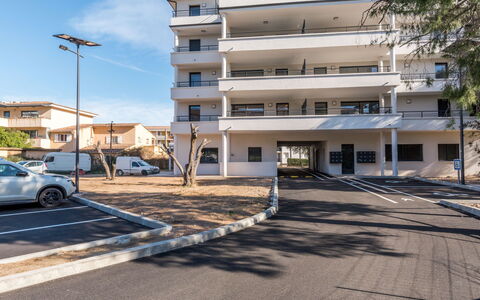 Paesu Pimpan: Bâtiment, Ciel, Roue, Fenêtre, Nuage, Véhicule, Voiture, Design Urbain